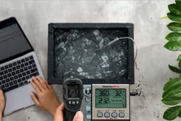 The Sovarcate HS980E from 16 inches away from the ice bath displays a temperature of 35.1°F on the screen.