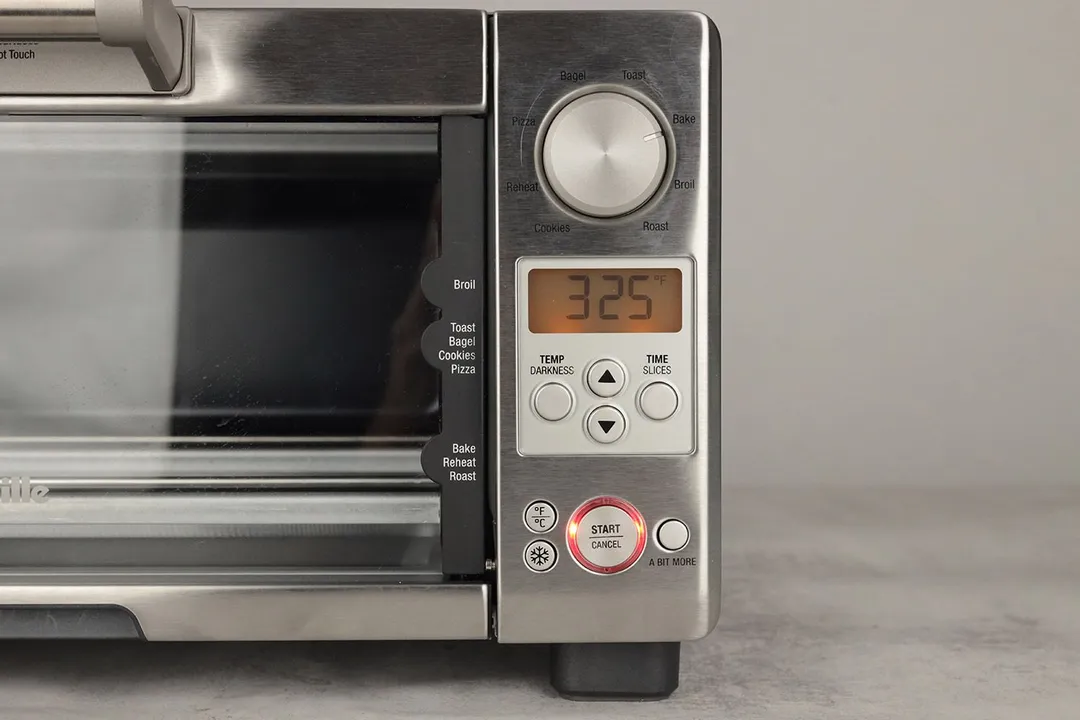 The Breville BOV450XL Mini Smart Toaster Oven’s control panel has an LCD, 1 cooking functions’ control dial, and 8 buttons