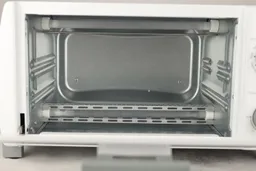 The Comfee CFO-BB101 Compact Toaster Oven’s cooking chamber has 2 quartz heating elements with guards and 2 guide rails.