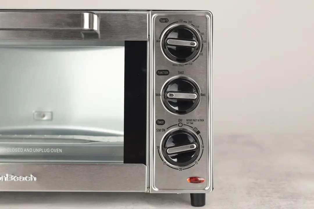 The control panel of the Hamilton Beach 31401 4-Slice Toaster Oven has 3 control knobs for temperature, function, and timer.