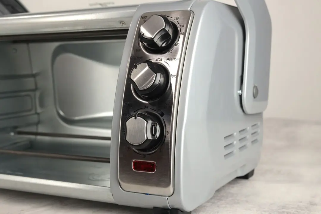 The control panel of the Hamilton Beach 31127D 6-Slice Toaster Oven has 3 control knobs for temperature, function, and timer.