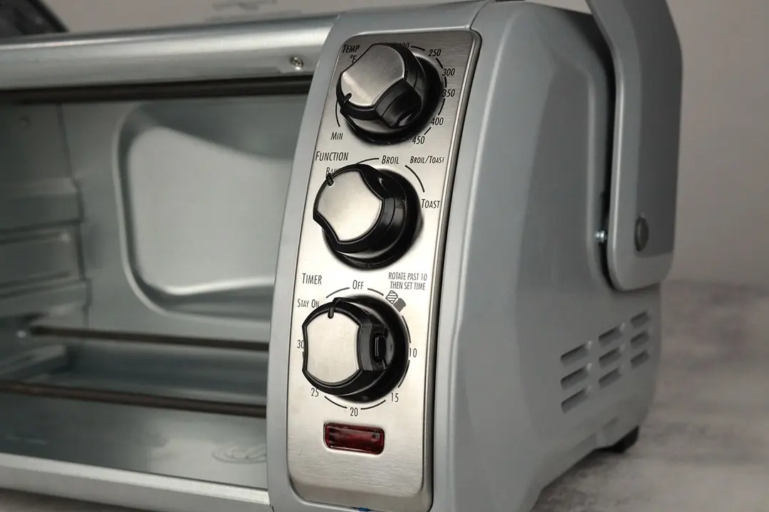The function knob of the Hamilton Beach 31127D 6-Slice Toaster Oven has 3 cooking functions including Bake, Broil, and Toast.