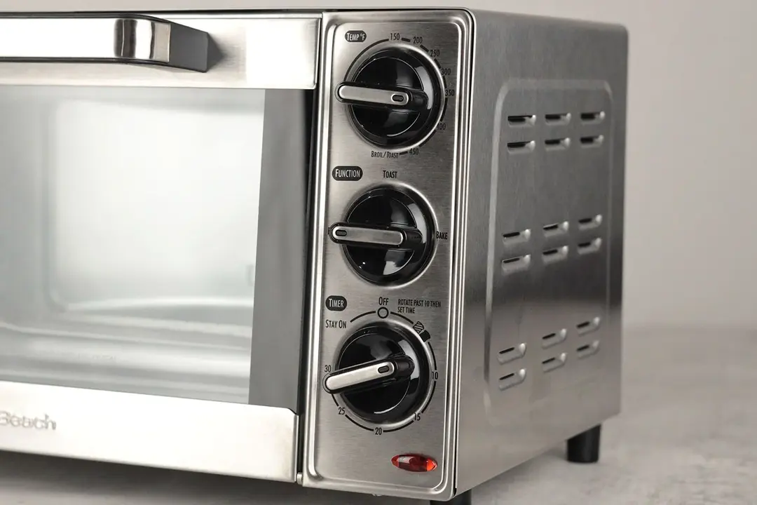 The function knob of the Hamilton Beach 31401 4-Slice Toaster Oven has 3 cooking functions including Broil, Toast, and Bake.