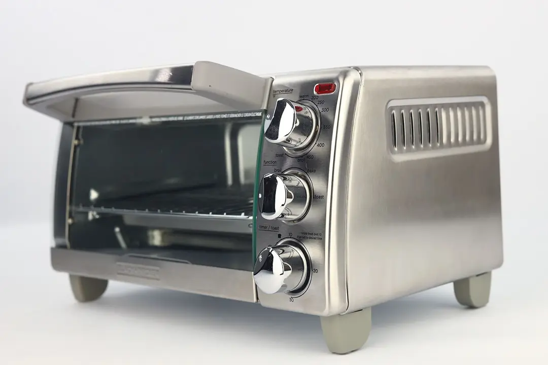 The control panel of the Black+Decker TO1760SS Toaster Oven has 3 control knobs for temperature, function, and timer/toast.