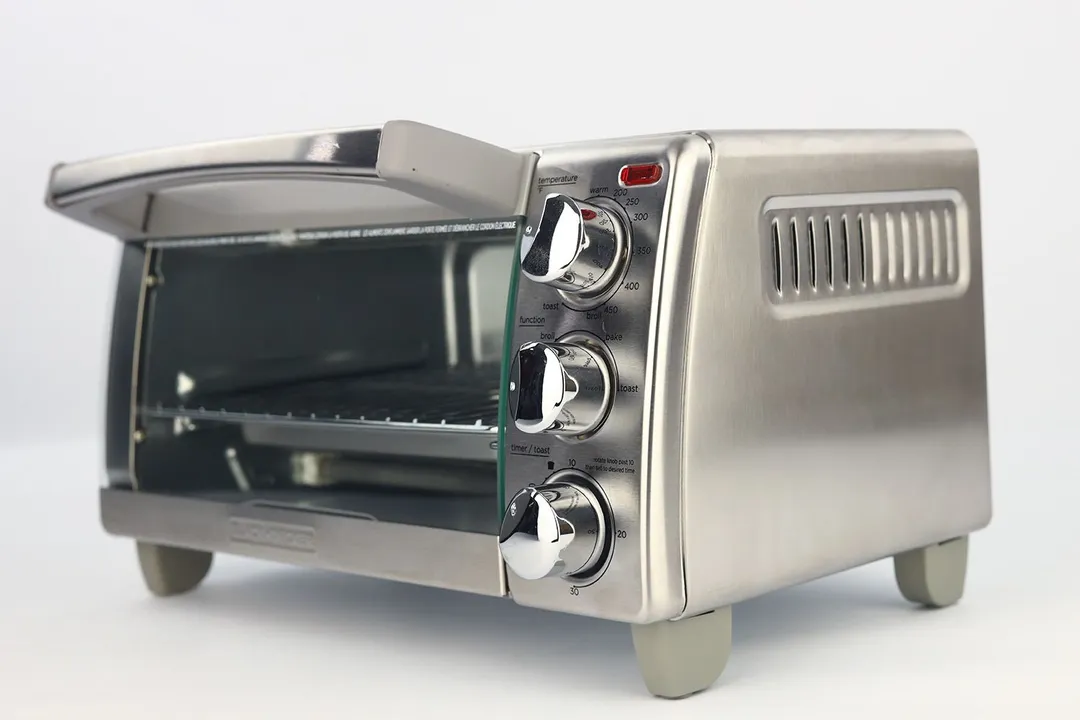 The control panel of the Black+Decker TO1760SS Toaster Oven has 3 control knobs for temperature, function, and timer/toast.