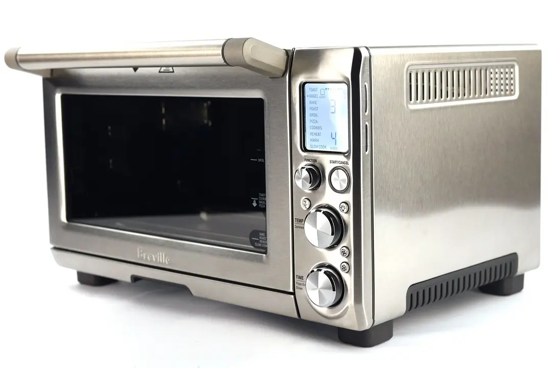 The Breville BOV845BSSUSC’s control panel has an LCD, 5 buttons, and 3 control knobs for function, temperature, and time.