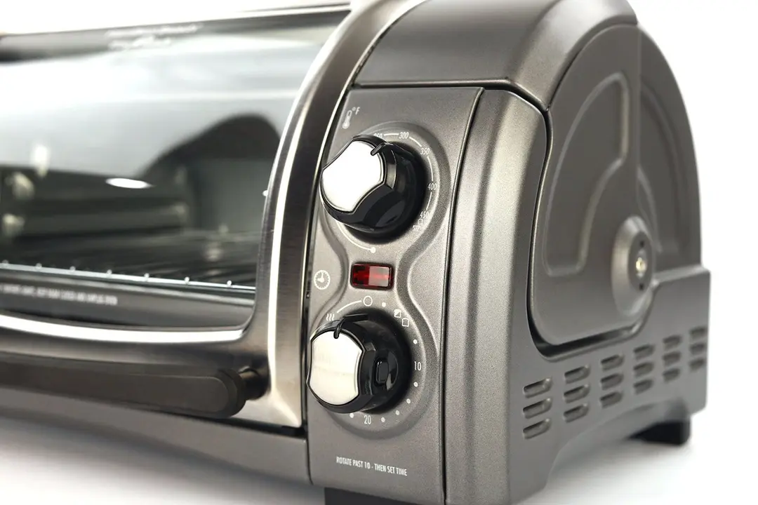 The control panel of the Hamilton Beach 31344DA 4-Slice Roll Top Toaster Oven has 2 control knobs for temperature and timer.