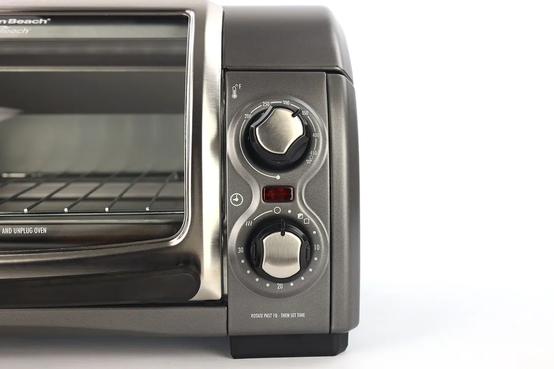 The control panel of the Hamilton Beach 31344DA 4-Slice Roll Top Toaster Oven has 2 control knobs for temperature and timer.