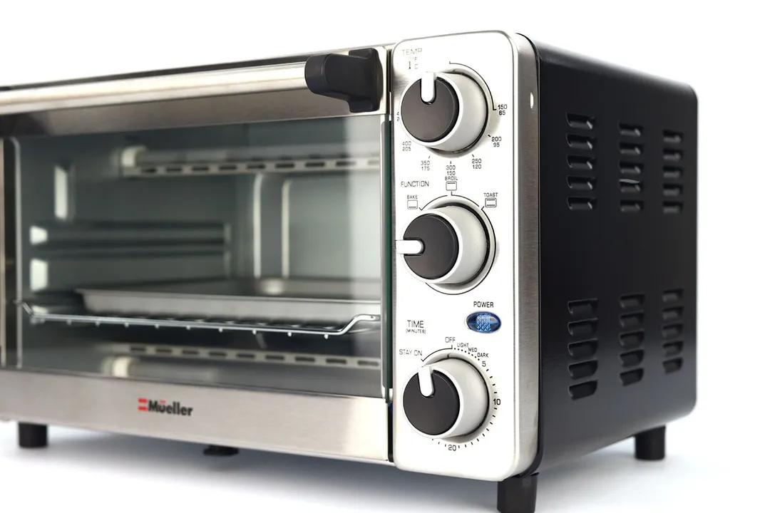 The control panel of the Black+Decker TO1760SS 4-Slice Toaster Oven has 3 control knobs for temperature, function, and timer.