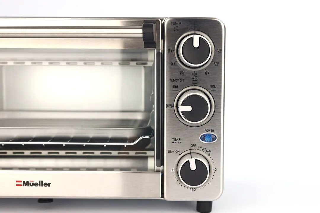 The function dial of the Black+Decker TO1760SS 4-Slice Toaster Oven has 3 cooking functions including Bake, Broil, and Toast.