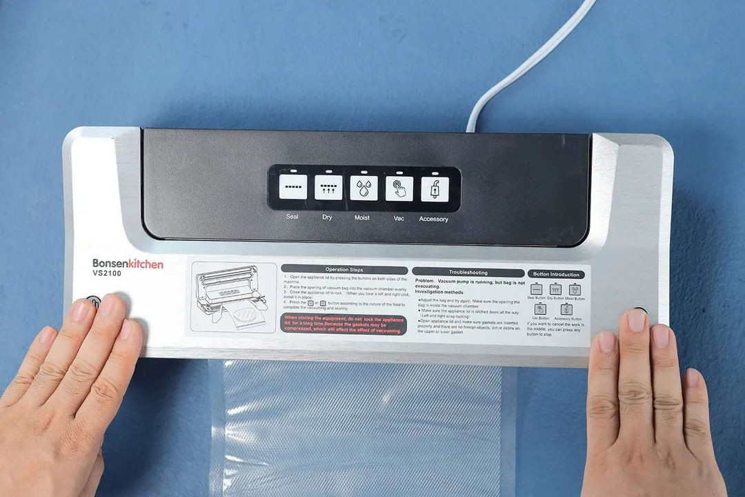 The lid of the vacuum sealer is tricky to use one-handed. The user has to apply even force on both sides of the lid for it to click close properly.