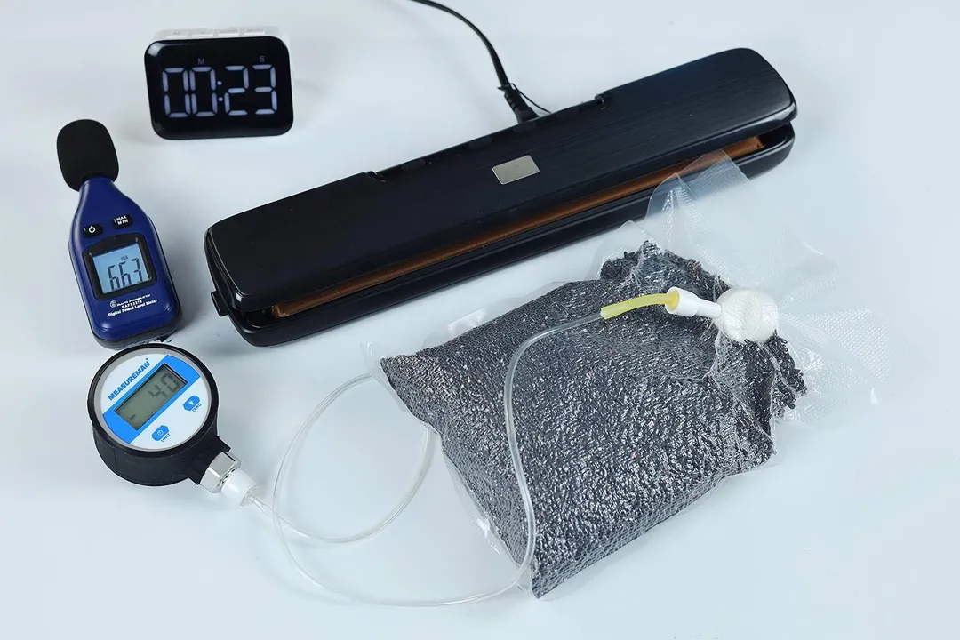 The CALOTO AP-12X vacuum sealer during its first dry food test session where we used it to vacuum-pack dry rice grains. It achieved a peak suction of 40 kPA during a 23-second working cycle.