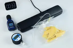 The CALOTO AP-12X vacuum sealer is seen here vacuum-packing fresh mango slices for the second moist food test. It hit a peak suction of 20 kPA during a 33-second working cycle.