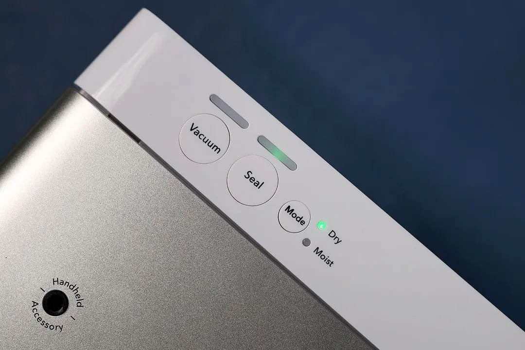 The FoodSaver VS-0160 vacuum sealer’s control panel with the indicator lights lit up. The light will pulse depending on what phase of the working cycle it’s performing at the moment.