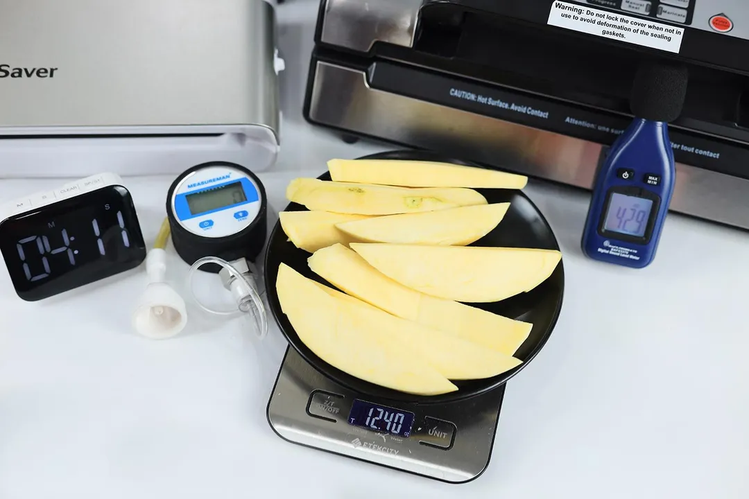 Fresh mango slices that will be used in the vacuum sealer performance test, weighing 12.4 ounces (350 grams.)