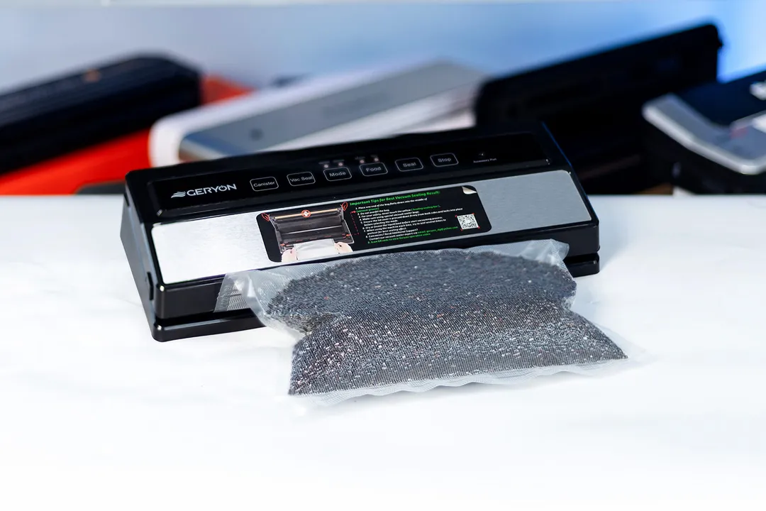 The Geryon E2900-MS finished up a working cycle after vacuum-sealing a bag of fresh black rice grains.