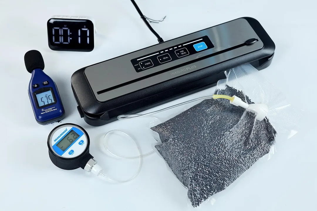 The Inkbird Plus INK-VS01 vacuum sealer in the first dry food test with black rice grains. Our vacuum gauge recorded a peak suction of 62 kPA within a working cycle of 17 seconds.
