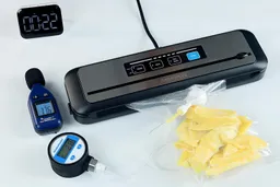 The Inkbird Plus INK-VS01 in the second moist food test with fresh mango slices. Our vacuum gauge recorded a peak suction of 28 kPA within a working cycle of 22 seconds.