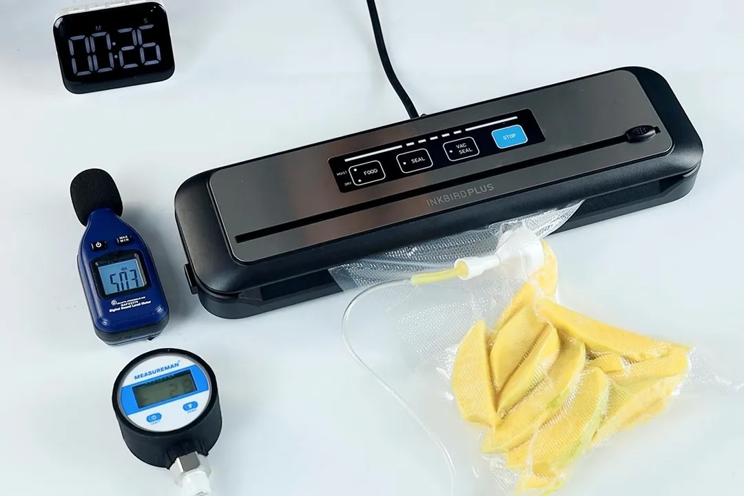 The Inkbird INK-VS01 vacuum sealer packing fresh slices of yellow mangoes in the moist food test. Peak suction recorded by our vacuum gauge is 28 kPA in a 26-second working cycle.