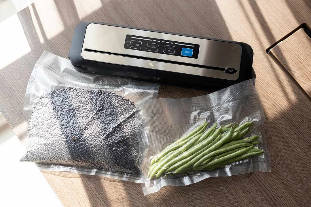 The Inkbird Vacuum Sealer INK-VS01 is extremely compact, yet it’s powerful enough to be able to vacuum pack most foods — black rice grains and bean stalks, in this case — to perfection.