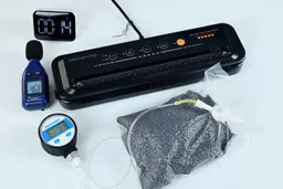The Megawise VS6621 vacuum sealer in the second dry food test. Similar to the first test, the sealer finished a working cycle in 14 seconds with a peak vacuum of 33 kPA.