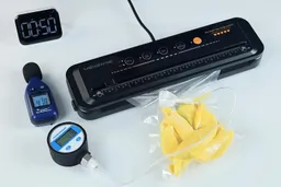 The Megawise VS6621 vacuum sealer in the first moist food test. The sealer took a lot longer than in the dry test, taking 50 seconds to finish a working cycle with a peak vacuum strength of 49 kPA.