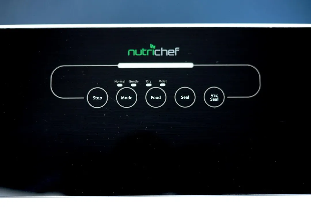 The control panel of the Nutrichef PKVS18BK. All of the buttons (five in total) are touch-sensitive. The panel also has four indicator lights, plus a progress bar.
