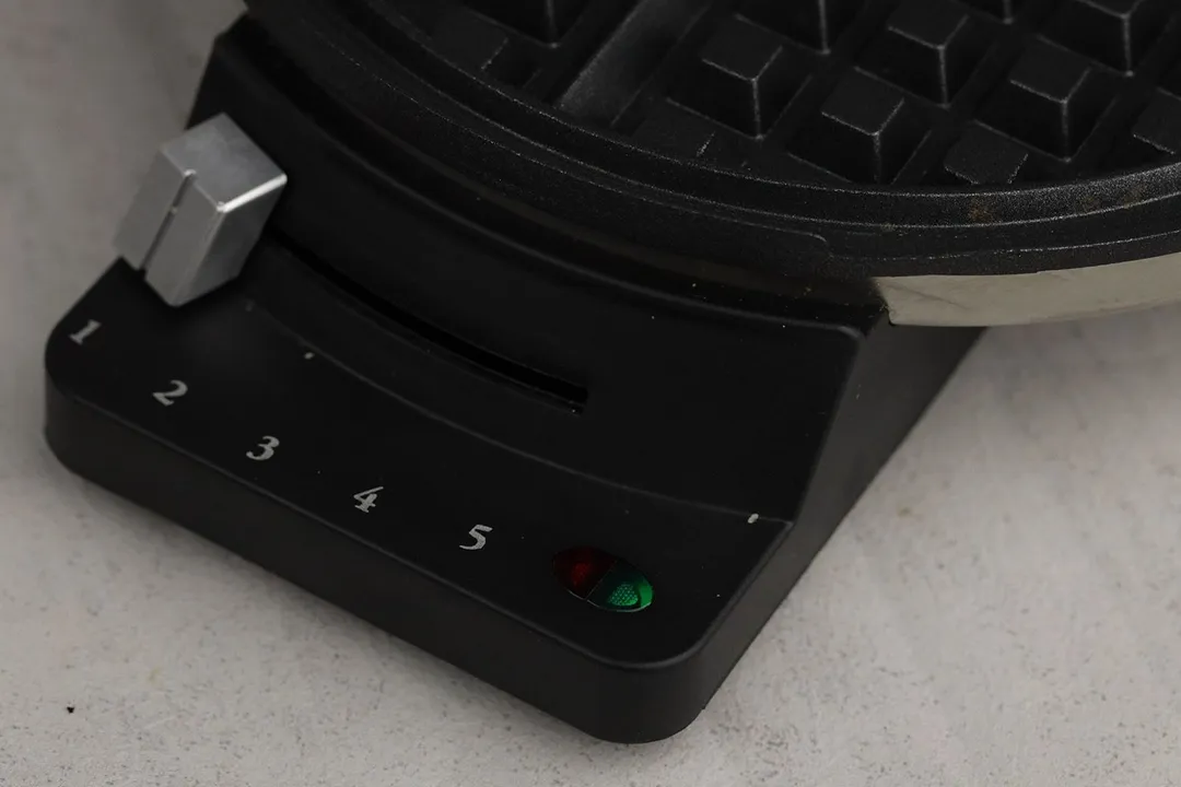 The indicator lights at the front of the Cuisinart WMR-CA, left is the red POWER light and right is the green READY light.