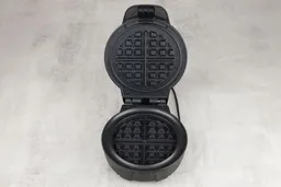 An overview of the Chefman waffle maker’s cooking plates. The bottom plate has a large anti-overflow moat surrounding it.