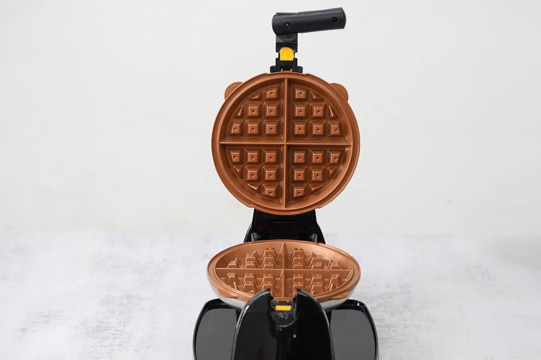 An overview of the bronze-colored, Belgian-style waffle plates of the Hamilton Beach Flip waffle maker 26031.