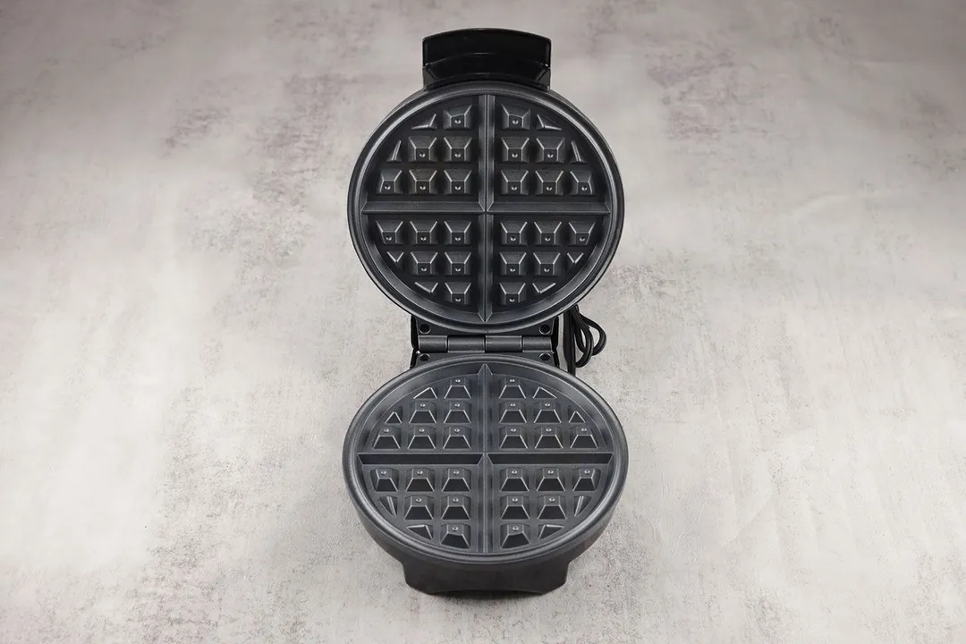 An overview of the waffle plates of the Oster waffle maker. It’s made from cast aluminum and has Belgian-style patterning.