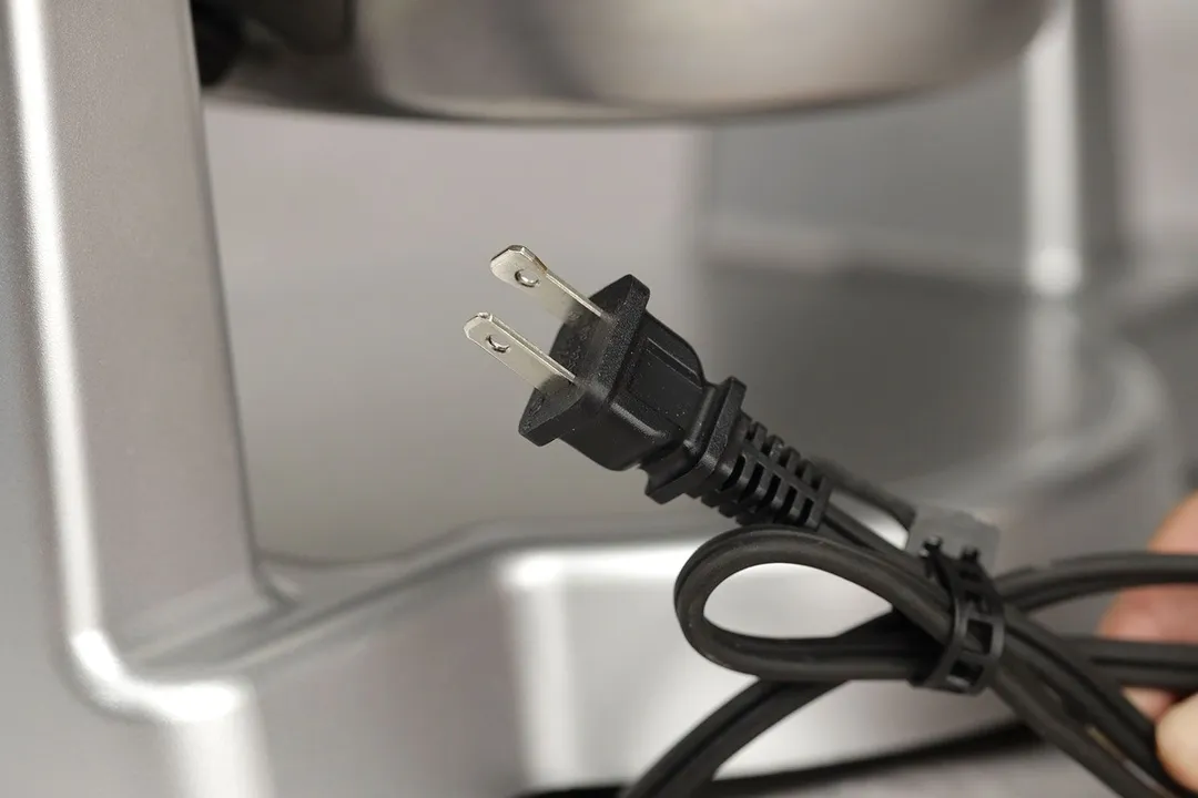 A close-up of the power plug of the Cuisinart Double waffle maker WAF-F20P1’s power plug.
