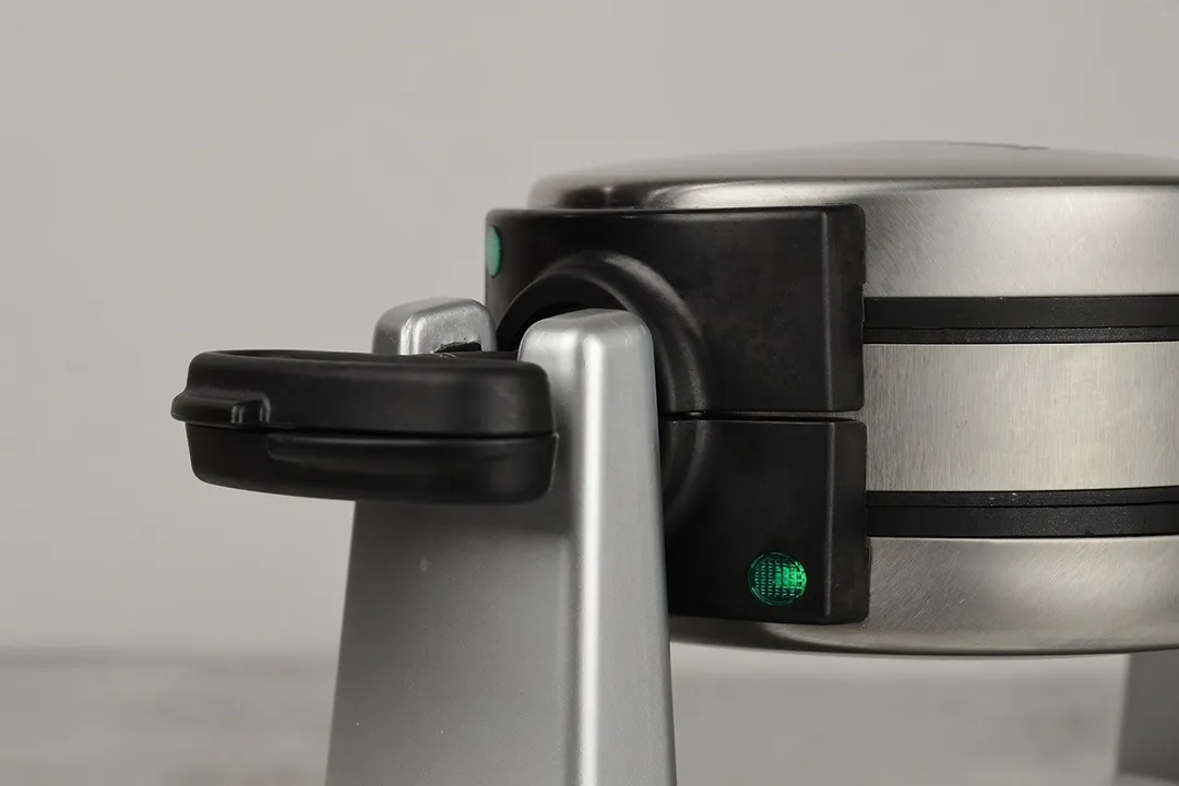 The green READY button of the Cuisinart WAF-F20P1 is on, indicating that the plates are heated and ready to use.