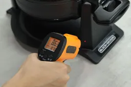 The temperature of the Black and Decker WMD200B’s base is being measured using a thermometer in our thermal safety test. The screen reads 86.5°F.