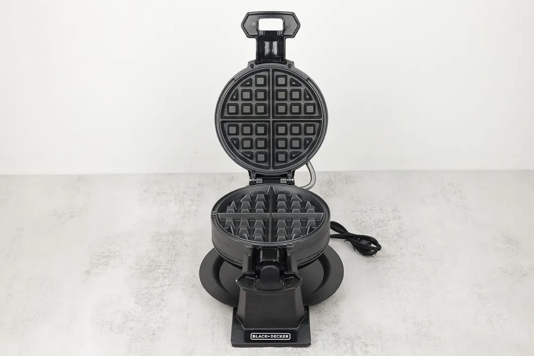 An overview of the Black & Decker double flip waffle maker WMD200B’s cooking plates.