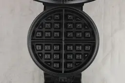 An overview of the Bella 13991’s double waffle plates.