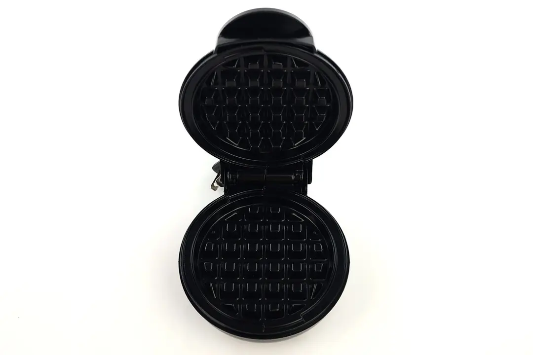 Holstein Housewares HH-09125016B Waffle PlatesAn overview of the Holstein waffle maker’s cooking plates. They’re black and printed with the classic waffle patterning.