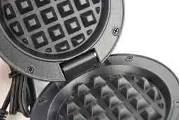 A zoomed-in shot of the Crownful 4 inch waffle maker’s lid hinge.