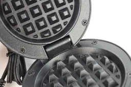 A zoomed-in shot of the Crownful 4 inch waffle maker’s lid hinge.