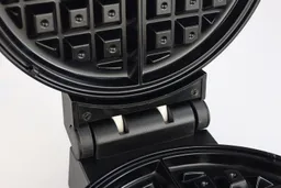 A close-up at the lid hinges of the Black and Decker Belgian waffle maker WMB500.