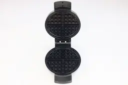 An overview of the glossy, black, Belgian-style waffle plates of the Black and Decker WMB500 waffle maker.