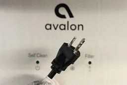 Close up of the three-pronged plug found on the Avalon A5 water cooler dispenser.
