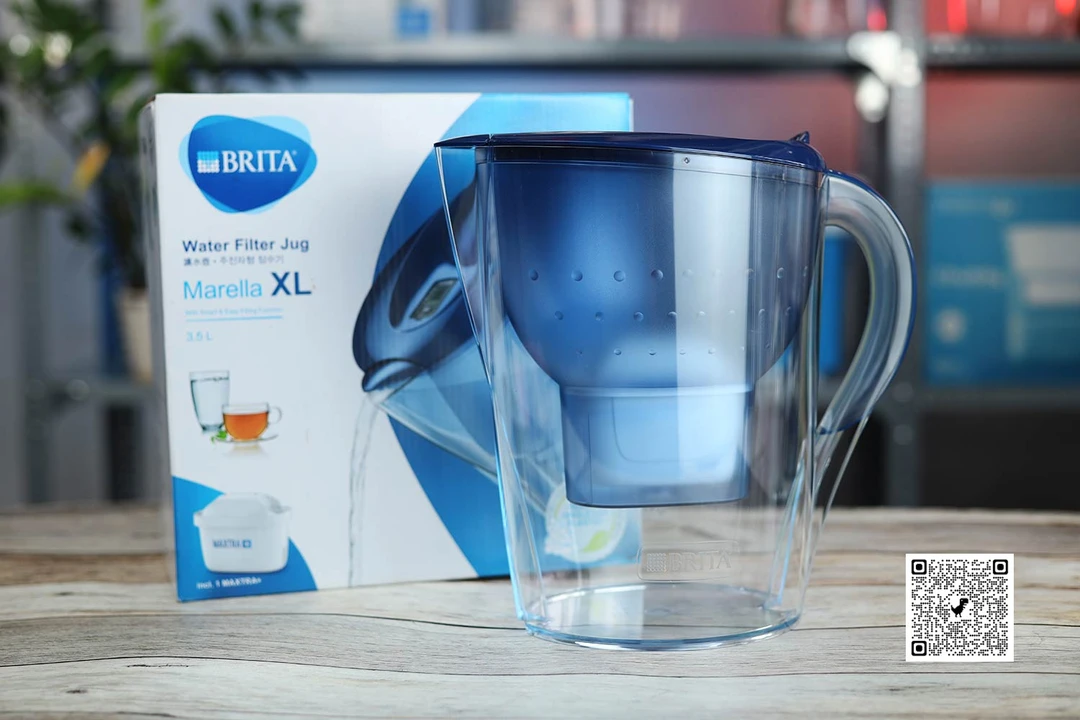 person pouring water from the Brita Marella XL to a glass