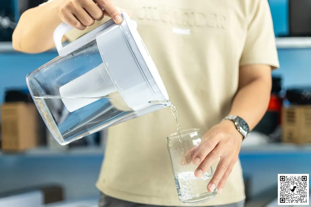 Person pouring water from the Brita Metro filter jug to glass