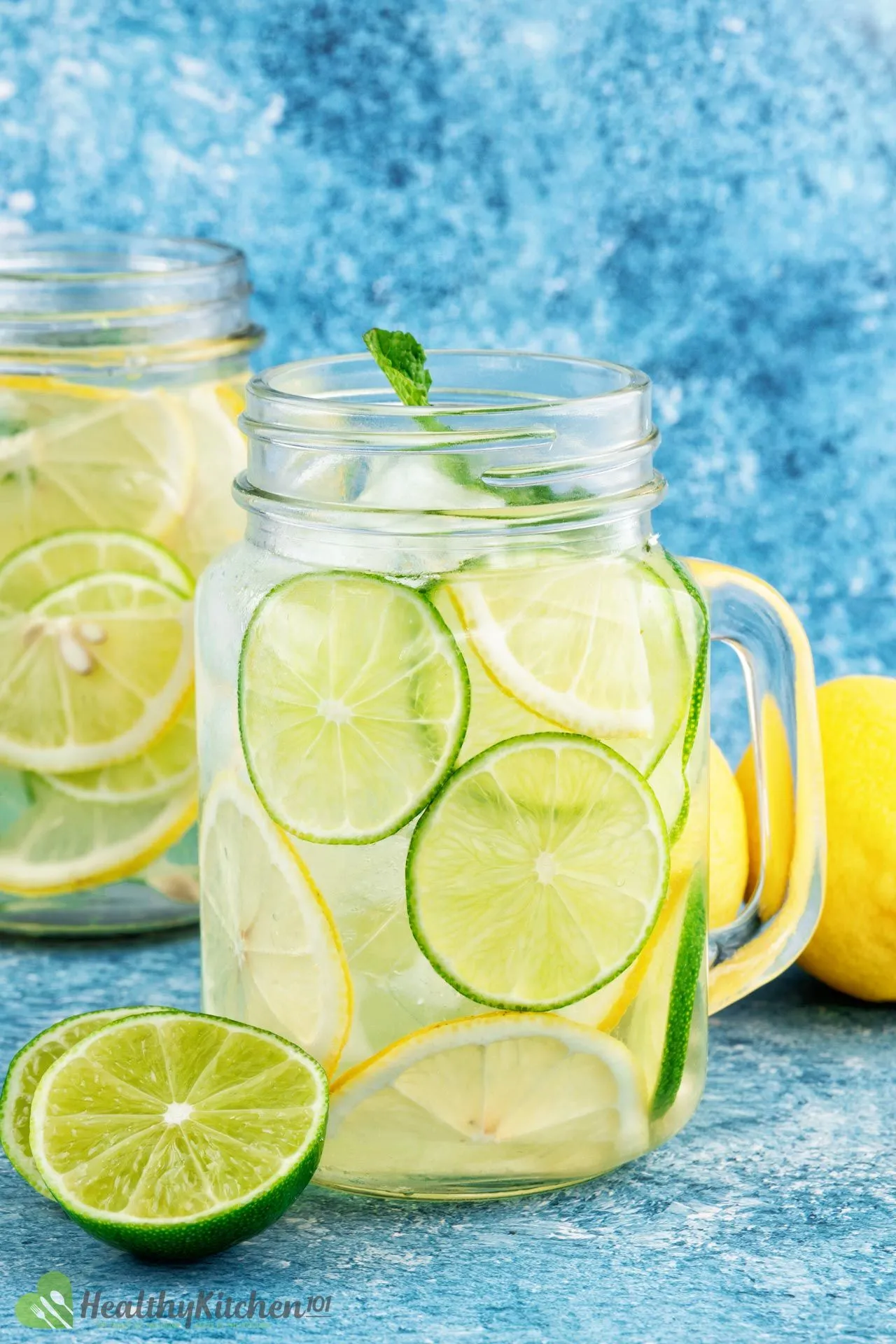 Вода лимон лайм. Лайм Джус. Lime Lemon вода. Лайм в воде. Лимон лайм в воде.
