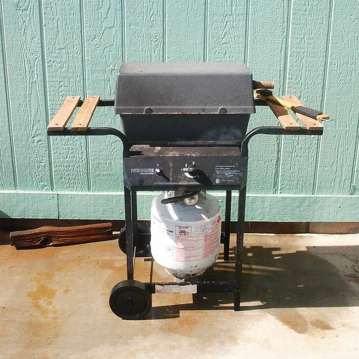 A typical propane grill using a fuel tank as storage for the fuel