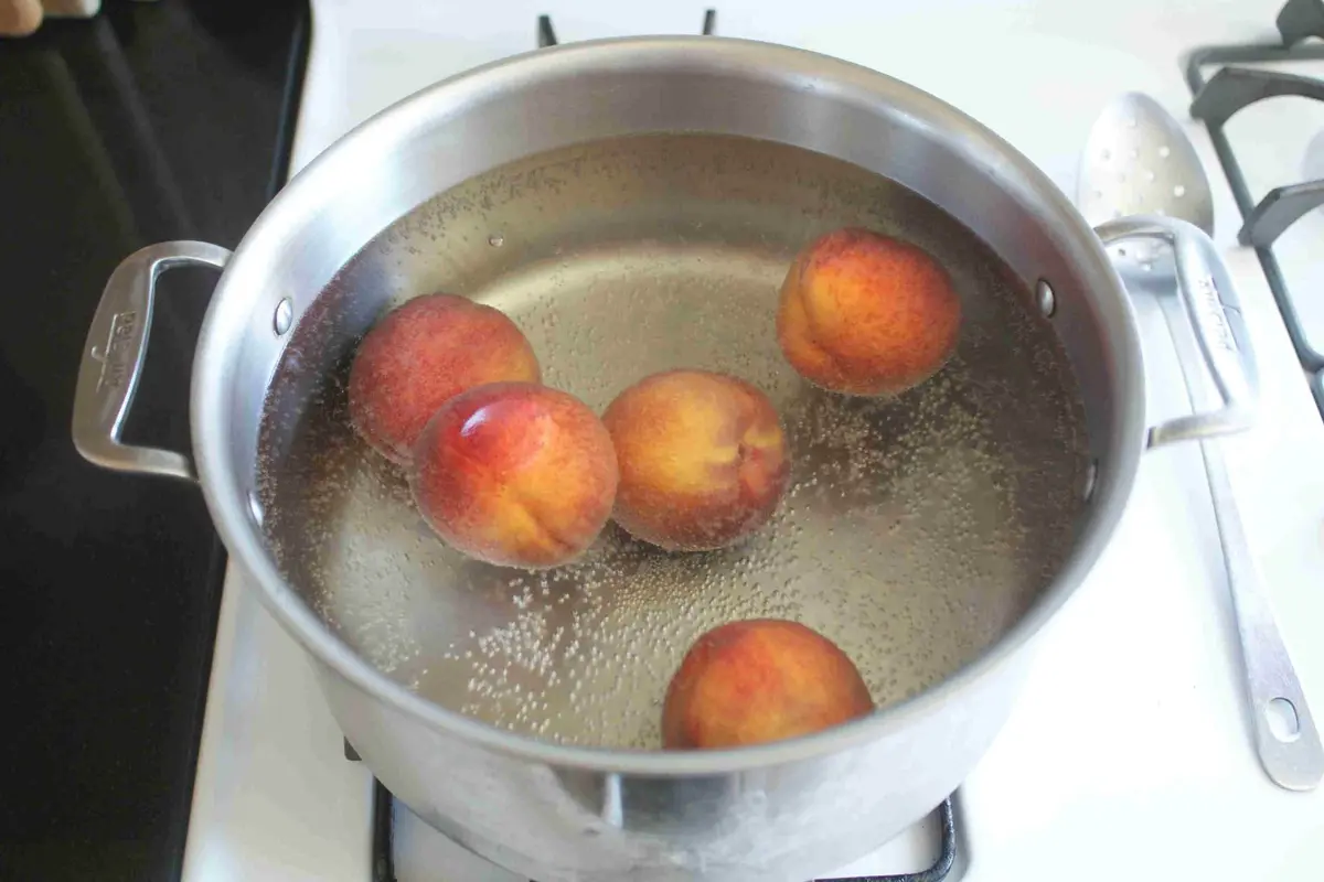 How to Prepare Fresh Peaches for Freezing