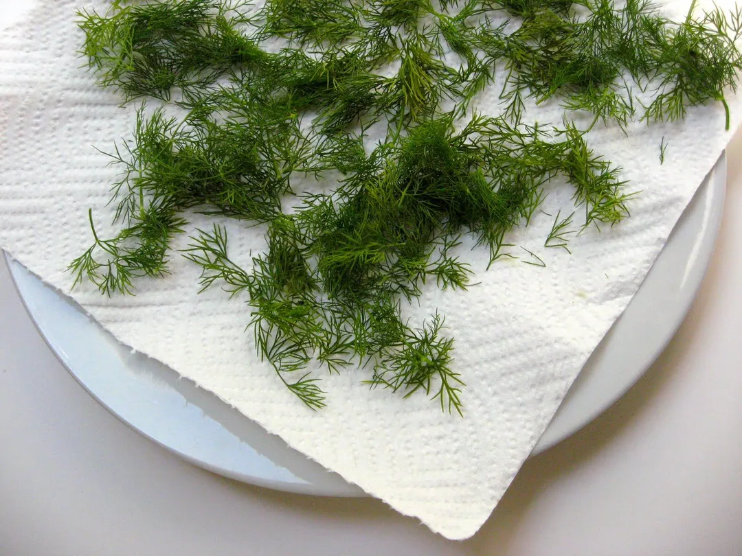 How to Dry Dill Weed in the Microwave