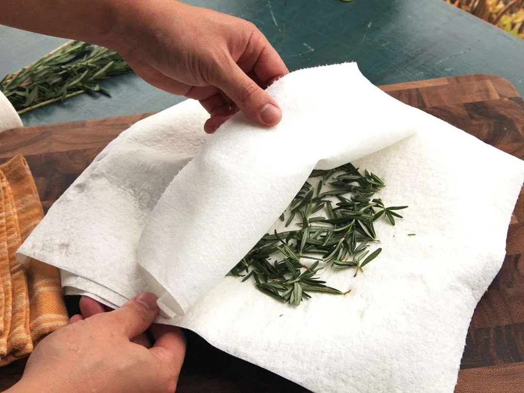 How to Dry Rosemary in the Microwave