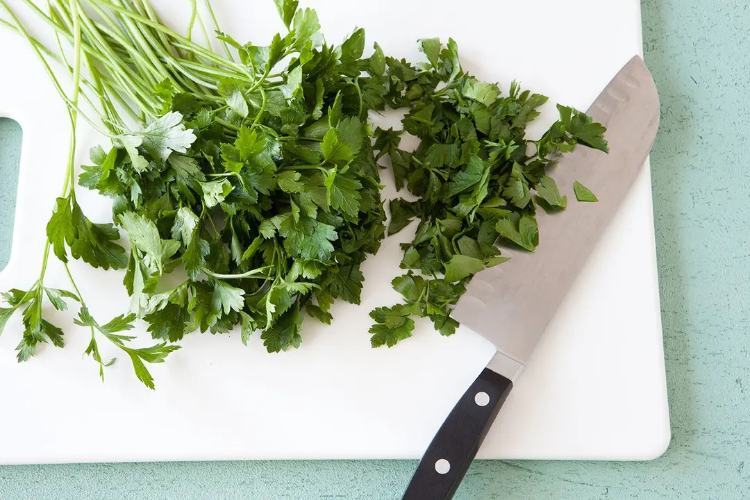 How to Dry Cilantro in the Microwave